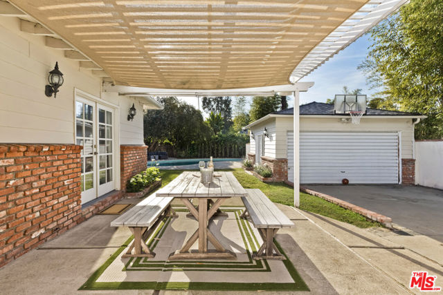 4219 Saugus Avenue, Sherman Oaks CA: https://media.crmls.org/mediaz/9b6f9152-2ad6-4790-912f-57482e8d7b49.jpg