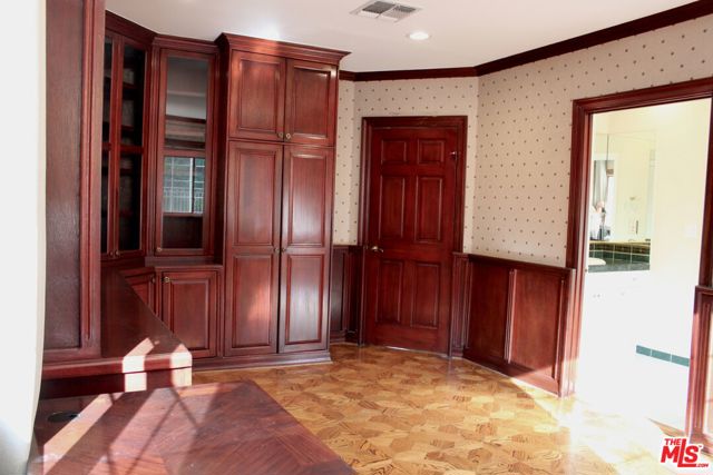 11502 Dona Teresa Drive, Studio City CA: https://media.crmls.org/mediaz/9b6fe50e-22da-4d57-b4e8-486815ac38d8.jpg