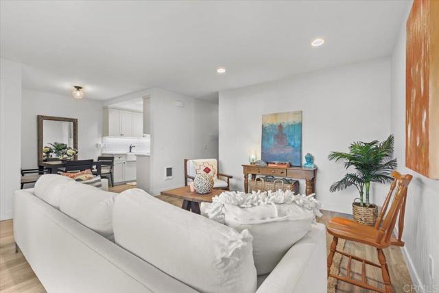 Detail Gallery Image 6 of 26 For 2715 Camino Del Mar, Del Mar,  CA 92014 - 2 Beds | 2 Baths