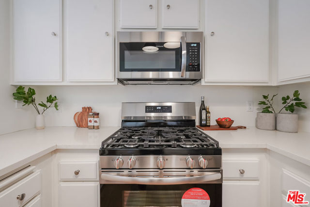 1655 Greenfield Avenue, Los Angeles CA: https://media.crmls.org/mediaz/9b703edd-3c7b-4486-b501-0aec3989b165.jpg