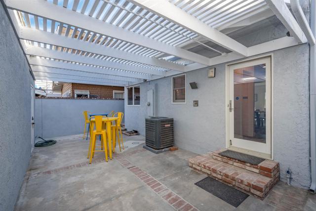 206 E E Oceanfront, Newport Beach CA: https://media.crmls.org/mediaz/9b70792d-9b47-41e8-bb37-a7b7208cac96.jpg