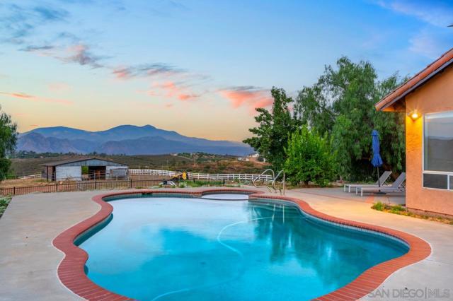 15091 Chemise Creek Rd, Ramona CA: https://media.crmls.org/mediaz/9b71adda-3c92-4230-b0d2-9728c34ed73d.jpg