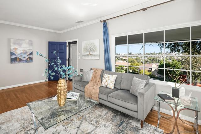 3733 La Cresta Dr, San Diego CA: https://media.crmls.org/mediaz/9b71e323-fd3f-49c5-8629-791714449575.jpg