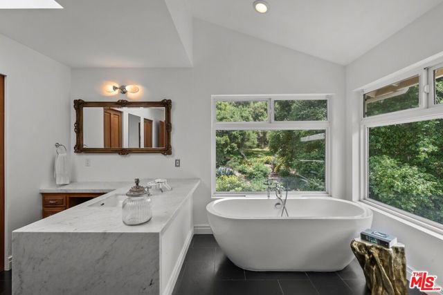 10697 Calle Quebrada, Goleta CA: https://media.crmls.org/mediaz/9b73a17e-8410-4d6e-aa5b-85fd2fdef7ce.jpg