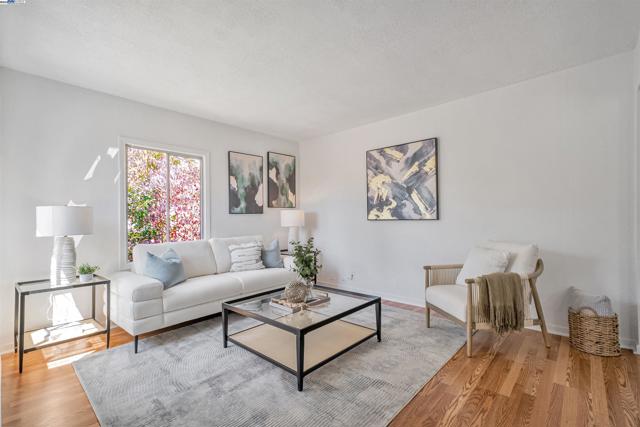 3780 Somerset Ave, Castro Valley CA: https://media.crmls.org/mediaz/9b74877d-edfb-4229-81ae-ac8a846c328f.jpg