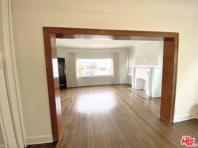 25 Falcon Avenue, Long Beach CA: https://media.crmls.org/mediaz/9b752868-753c-4341-b32a-6bf38466084c.jpg