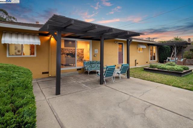 25631 Paul Ct, Hayward CA: https://media.crmls.org/mediaz/9b765b63-4414-4b83-a75d-3bdde23fd08f.jpg