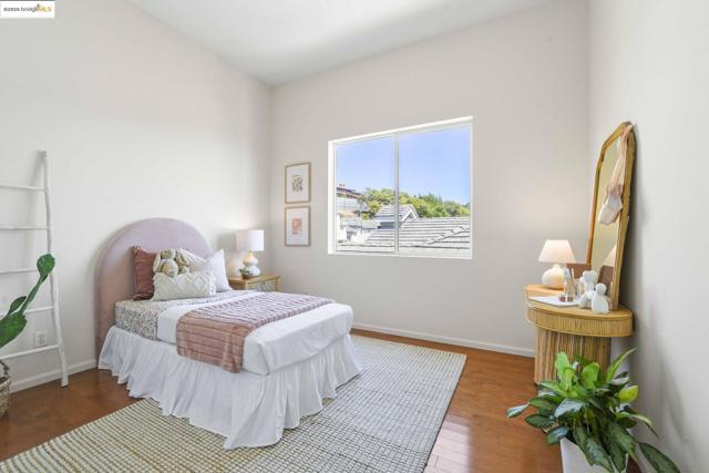 661 Via Rialto, Oakland CA: https://media.crmls.org/mediaz/9b7a161f-6ba2-4a5f-9e8b-1e4f5e2abcaa.jpg