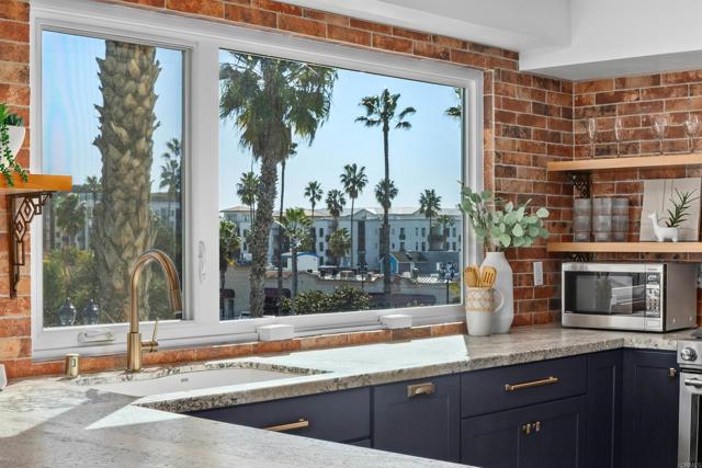 Detail Gallery Image 11 of 55 For 401 N Coast Hwy #301,  Oceanside,  CA 92054 - 3 Beds | 3 Baths