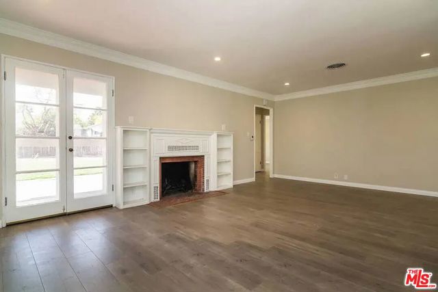 539 S Parish Place, Burbank CA: https://media.crmls.org/mediaz/9b7b5756-fc06-4d3d-97ff-0200125c199f.jpg