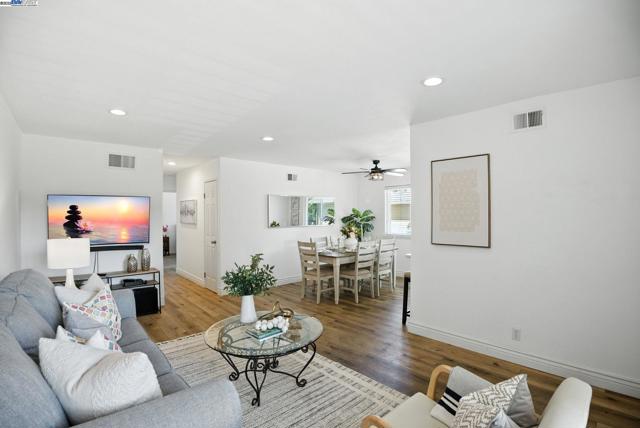 2102 Galveston Ave, San Jose CA: https://media.crmls.org/mediaz/9b7bbeb5-1aa3-44ca-a667-3b906cac4600.jpg