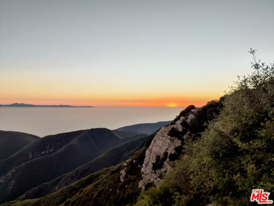 https://media.crmls.org/mediaz/9b7c18a0-5d53-4346-a9a1-9bb4e3f6a729.jpg?preset=X-Large