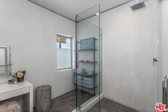 32701 Vista De Los Ondas Street, Malibu CA: https://media.crmls.org/mediaz/9b7c2cea-9cdf-41dd-bf12-25f8ef6c29cf.jpg