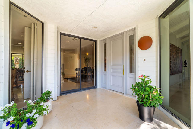 61 Mayfair Drive, Rancho Mirage CA: https://media.crmls.org/mediaz/9b7d1f02-d878-4bbc-bdbb-4c0e9b8dae59.jpg