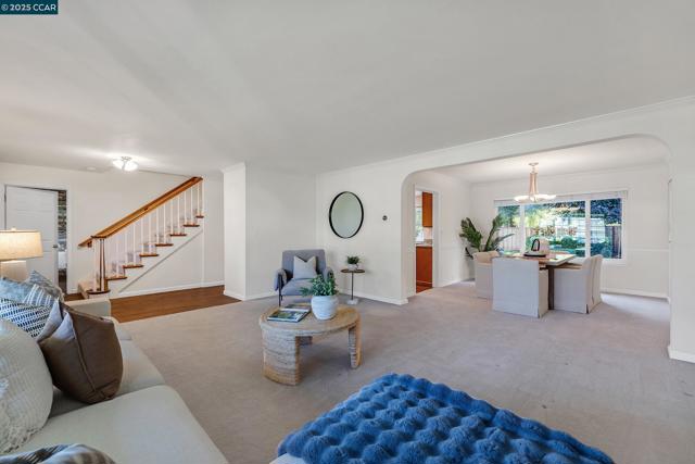 222 Scotts Mill Ct, Danville CA: https://media.crmls.org/mediaz/9b7ed9ff-3de2-4c0c-9f5d-5c8e5b61f8f8.jpg