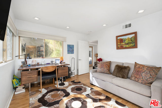 1708 Clear View Drive, Beverly Hills CA: https://media.crmls.org/mediaz/9b81320e-b0e2-4d94-aa7b-0ae5c561c1ab.jpg