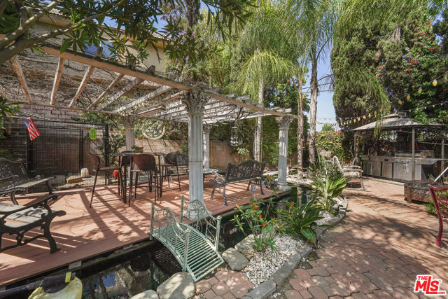 9854 CEDROS Avenue photo 4