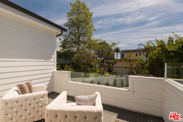 530 Arbramar Avenue, Pacific Palisades CA: https://media.crmls.org/mediaz/9b82a764-478d-417c-9a96-af5d738c76c6.jpg