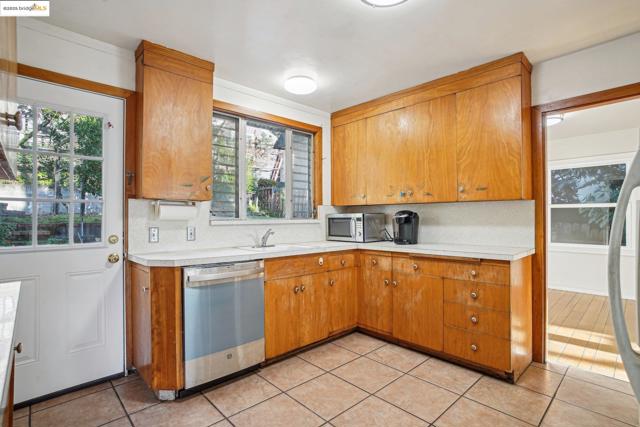 6576 Lucas AVE, Oakland CA: https://media.crmls.org/mediaz/9b8393db-6b34-4e0a-9e77-1d48b0f863c8.jpg