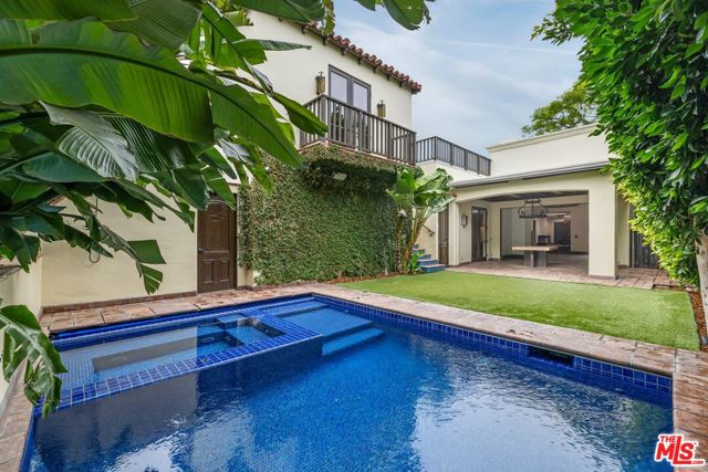 1017 S Gretna Green Way, Los Angeles CA: https://media.crmls.org/mediaz/9b853523-7237-4269-b9b2-5354becff17d.jpg