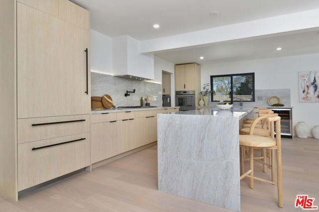 15431 Milbank Street, Encino CA: https://media.crmls.org/mediaz/9b85a8fc-fa08-4f83-858e-2396c11a576f.jpg