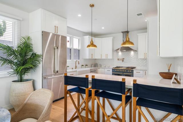 924 D Avenue, Coronado CA: https://media.crmls.org/mediaz/9b865862-7ee1-4265-a8ec-8f3699fa1690.jpg