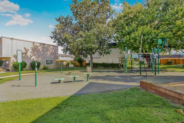 Image 36 of 41 For 419 Don Seville Court