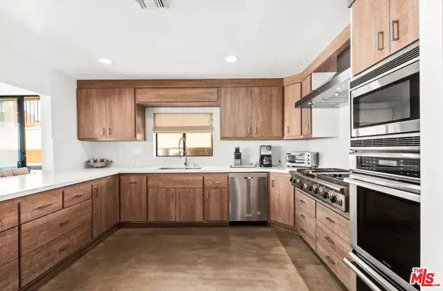 24608 Malibu Road, Malibu CA: https://media.crmls.org/mediaz/9b872005-2025-4365-82f1-dc4578b825b5.jpg