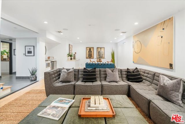 616 N FULLER Avenue, Los Angeles CA: https://media.crmls.org/mediaz/9b874b13-a331-44c3-b5ad-6fa619816db7.jpg