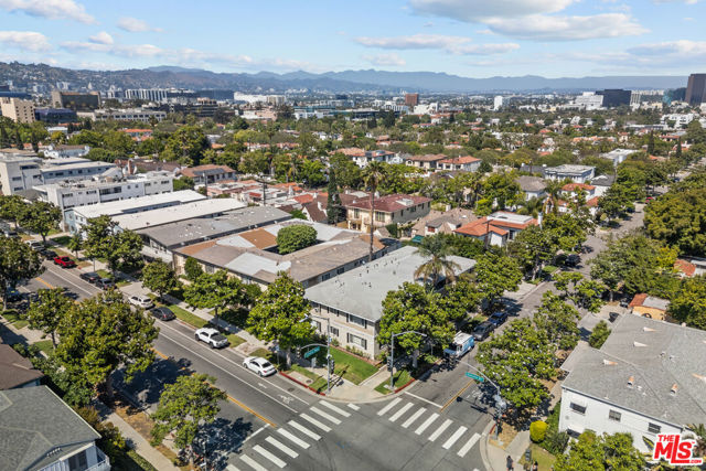 272 S Doheny Drive, Beverly Hills CA: https://media.crmls.org/mediaz/9b879735-bdb0-4e01-88da-5d9399e4c245.jpg