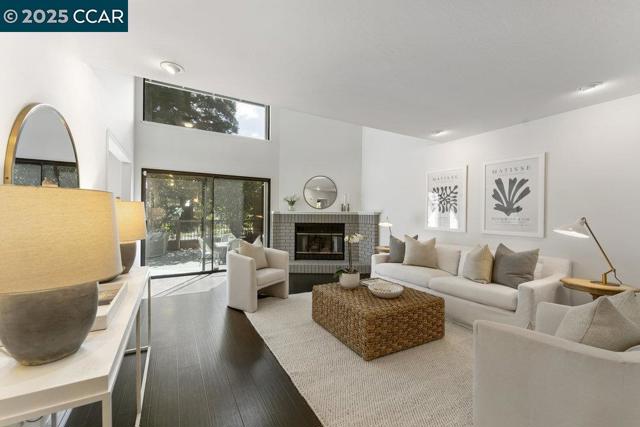 955 Camino Verde Cir, Walnut Creek CA: https://media.crmls.org/mediaz/9b88a9c2-71cd-4144-bf72-c6278eedd5e0.jpg