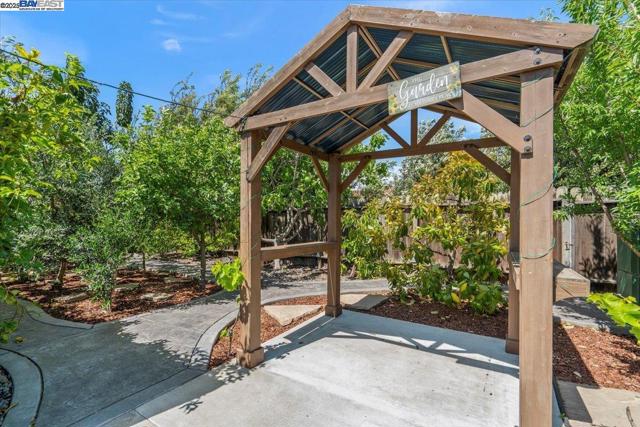7412 Birkdale Dr, Newark CA: https://media.crmls.org/mediaz/9b8917f3-777a-4b27-96c2-05a8f3bf30b2.jpg