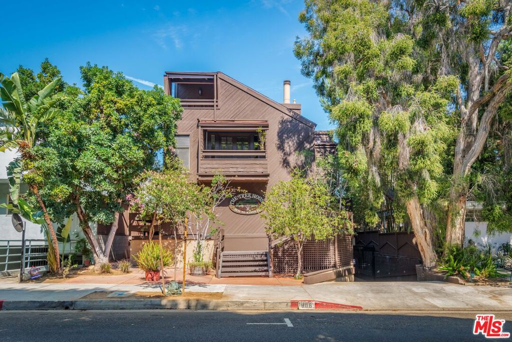 906 N KINGS Road #1
