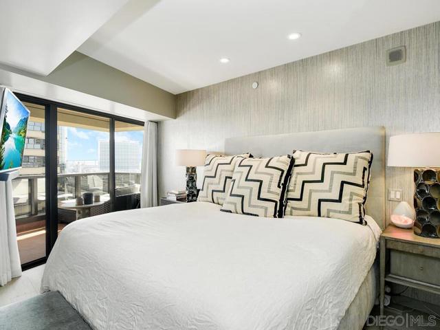 100 Harbor Drive, San Diego CA: https://media.crmls.org/mediaz/9b89d0c5-971d-4d08-ac60-d934896ce6d1.jpg