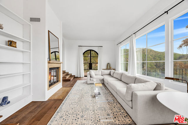 2382 Live Oak Meadows Road, Malibu CA: https://media.crmls.org/mediaz/9b89e18b-1d64-4444-b90f-bcc76e969c83.jpg