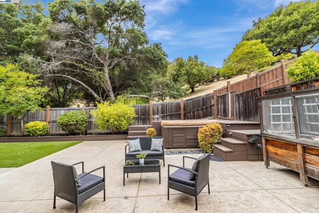 19052 Mount Lassen Drive, Castro Valley CA: https://media.crmls.org/mediaz/9b8aa234-d7ec-419c-9753-2bf6e60f88ae.jpg