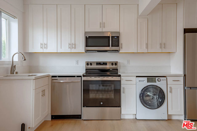 321 Lincoln Avenue, Glendale CA: https://media.crmls.org/mediaz/9b8b1f32-a0ad-4759-af3e-1d8ec8b75f3f.jpg