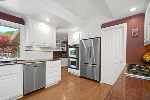 8700 Oak Tree Ln, Castro Valley CA: https://media.crmls.org/mediaz/9b8b264d-4ea0-4209-b5f2-ed265d13b7d3.jpg