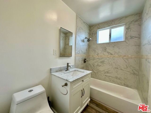 1114 S Sherbourne Drive, Los Angeles CA: https://media.crmls.org/mediaz/9b8b7be2-756a-489d-82fa-4218a8406045.jpg