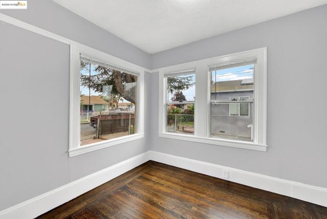 1009 106Th Ave, Oakland CA: https://media.crmls.org/mediaz/9b8bd9d0-67ea-4cd7-8bbf-5e79d6137472.jpg