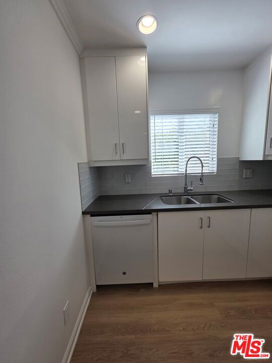 626 Broadway Street, Venice CA: https://media.crmls.org/mediaz/9b8bdf68-a676-41f2-afbc-22f5a007eee0.jpg