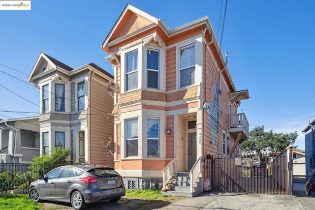 3245 Adeline ST, Oakland CA: https://media.crmls.org/mediaz/9b8c27d8-adec-4554-bedb-3a0fc6fc7998.jpg