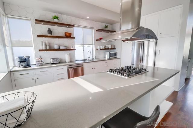 1016 1st St, Coronado CA: https://media.crmls.org/mediaz/9b8d27b6-4a7c-4981-a1e0-68ed445f9c7d.jpg