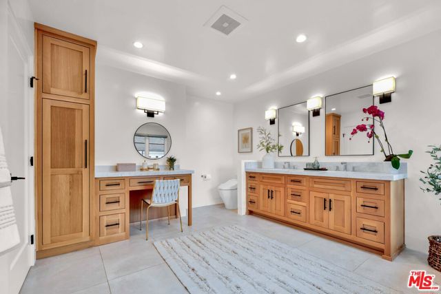 602 S Lucerne Boulevard, Los Angeles CA: https://media.crmls.org/mediaz/9b8de6e7-3992-4c0b-b826-06651d7ad8b7.jpg