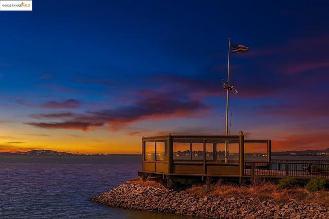 7 Commodore DR, Emeryville CA: https://media.crmls.org/mediaz/9b8deefe-47e5-4514-badb-5448fee471f6.jpg