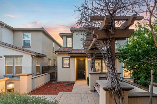 325 Toscana Way, Hayward CA: https://media.crmls.org/mediaz/9b8e149d-3269-4206-9832-4a0c220aa121.jpg