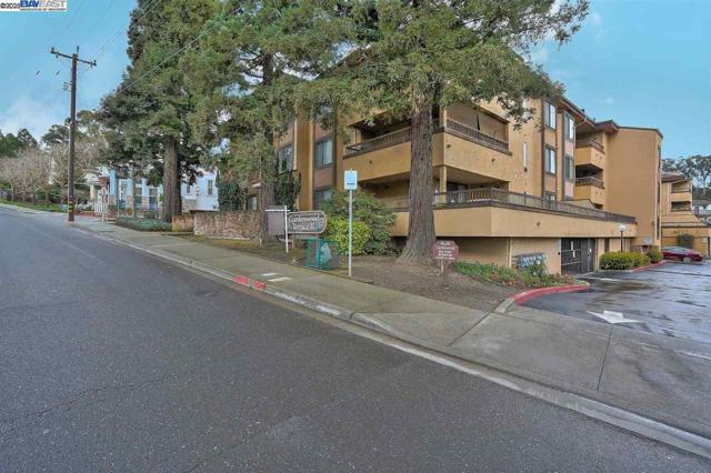 26953 Hayward Blvd, Hayward CA: https://media.crmls.org/mediaz/9b8e3db7-305b-4d10-8a07-0e0550564ed6.jpg