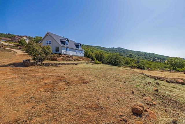 16725 Harrison Park Trail, Julian CA: https://media.crmls.org/mediaz/9b8e45a4-add6-4f99-8647-5a2240351dbc.jpg
