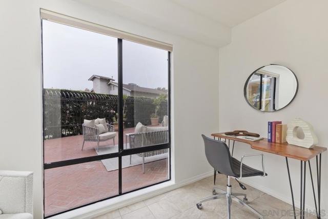 8263 Camino Del Oro, La Jolla CA: https://media.crmls.org/mediaz/9b8eba16-26d2-46fd-a30d-6e7b0e57a927.jpg