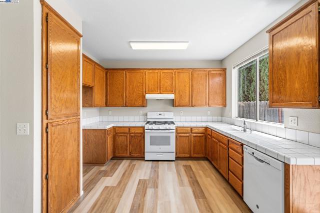 1970 Knollcrest Ln, Tracy CA: https://media.crmls.org/mediaz/9b8f0386-da19-4928-ad29-ccd980d87c50.jpg